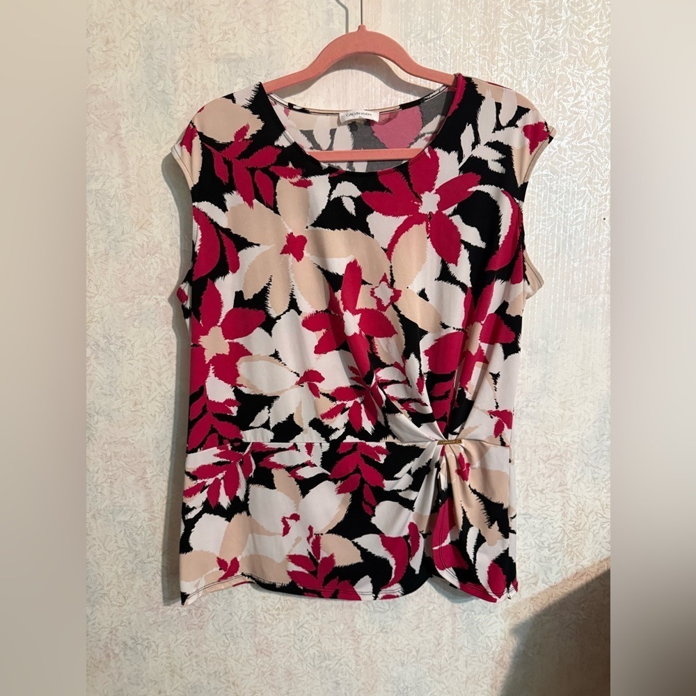 Calvin Klein Red and Black Floral Sleeveless Blouse, Metal Calvin Klein Detail